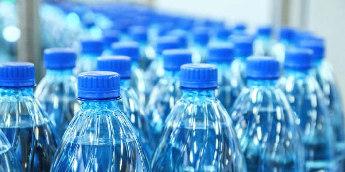 Puis-je réutiliser une bouteille en plastique du commerce ? | Krokrodeal
