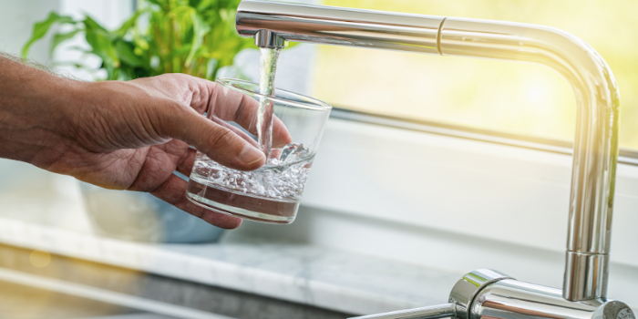 Quelle est la meilleure eau : l'eau en bouteille ou l'eau du robinet ? | Krokrodeal